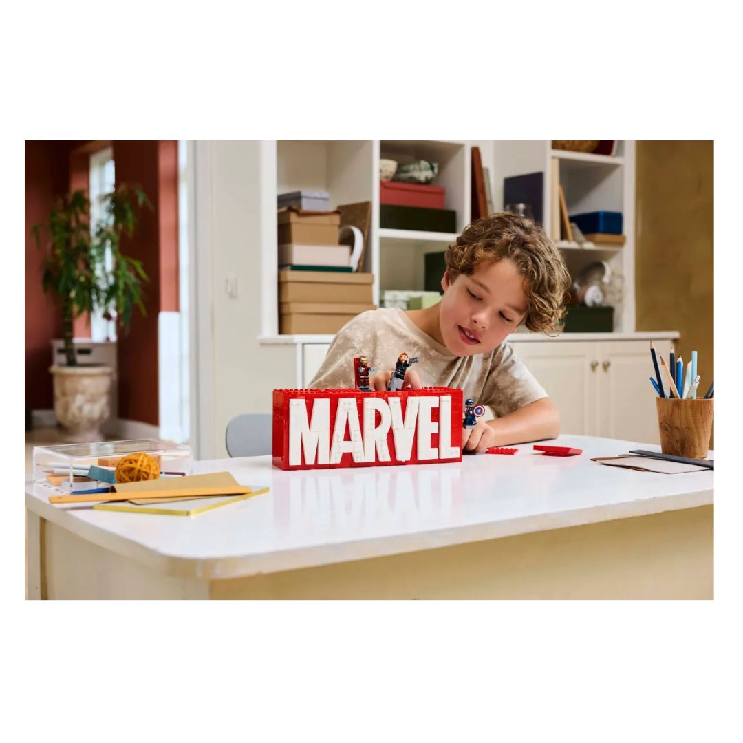 LEGO Marvel #76313 : MARVEL Logo & Minifigures