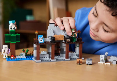 LEGO® Minecraft #21261: The Wolf Stronghold