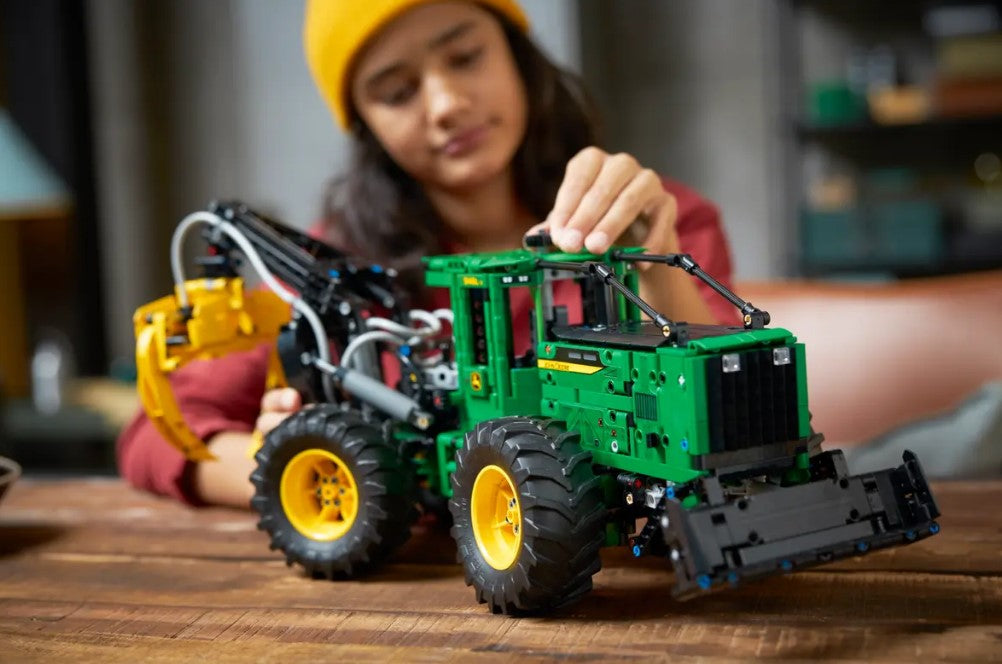 LEGO® Technic™ 42157: John Deere 948L-II Skidder