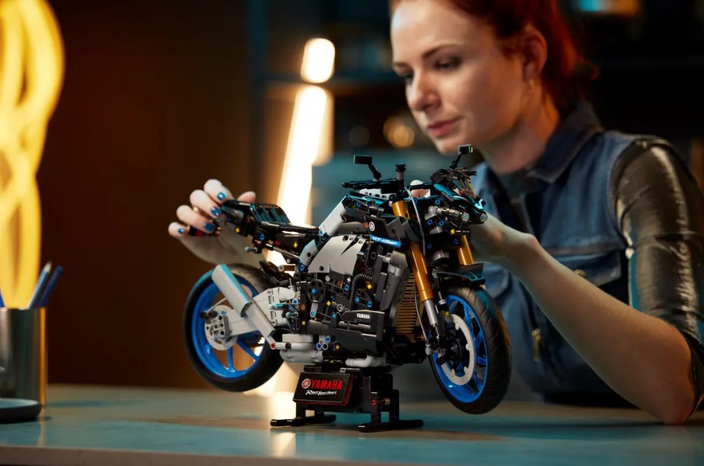 LEGO® Technic™ #42159: Yamaha MT-10 SP