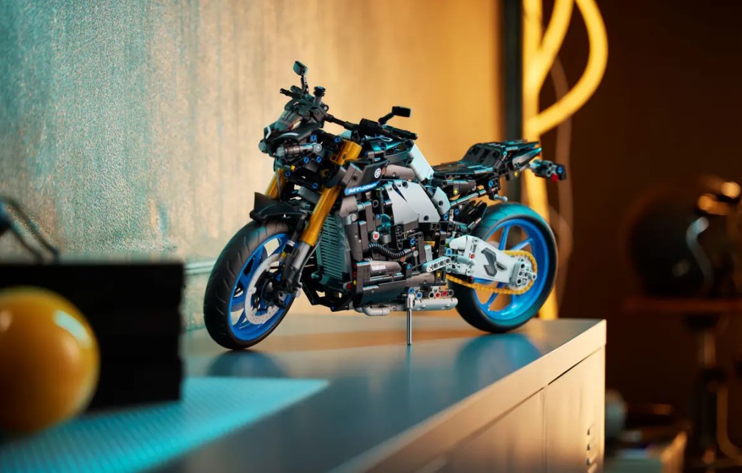 LEGO® Technic™ #42159: Yamaha MT-10 SP