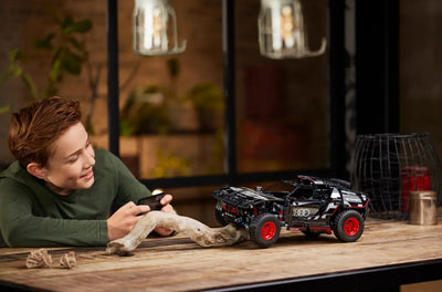 LEGO® Technic™ 42160: Audi RS Q e-tron
