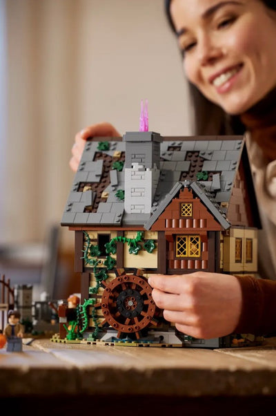 Lego Disney #21341 : Disney Hocus Pocus: The Sanderson Sisters' Cottage
