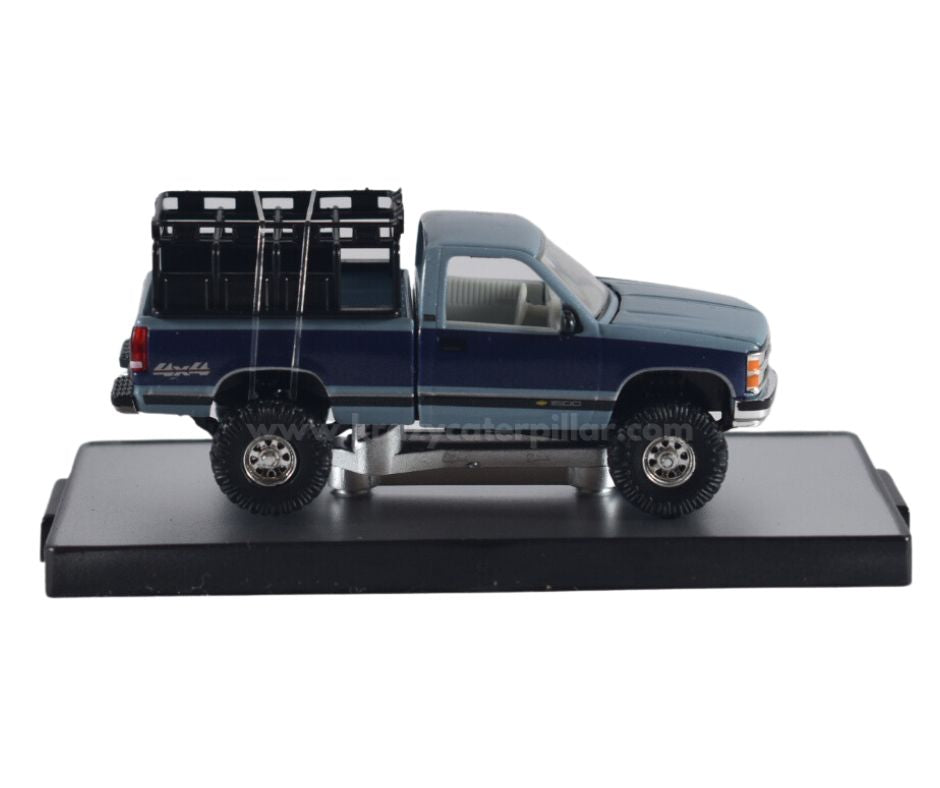 M2 Machine: 1993 Chevrolet Silverado 1500 4x4 - 1:64 Diecast Scale Model