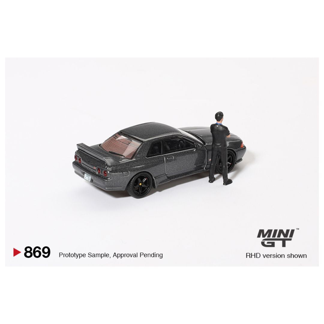 Mini GT #869: Nissan Skyline GT-R (R32) Gunmetal W/ Matsuda Figure