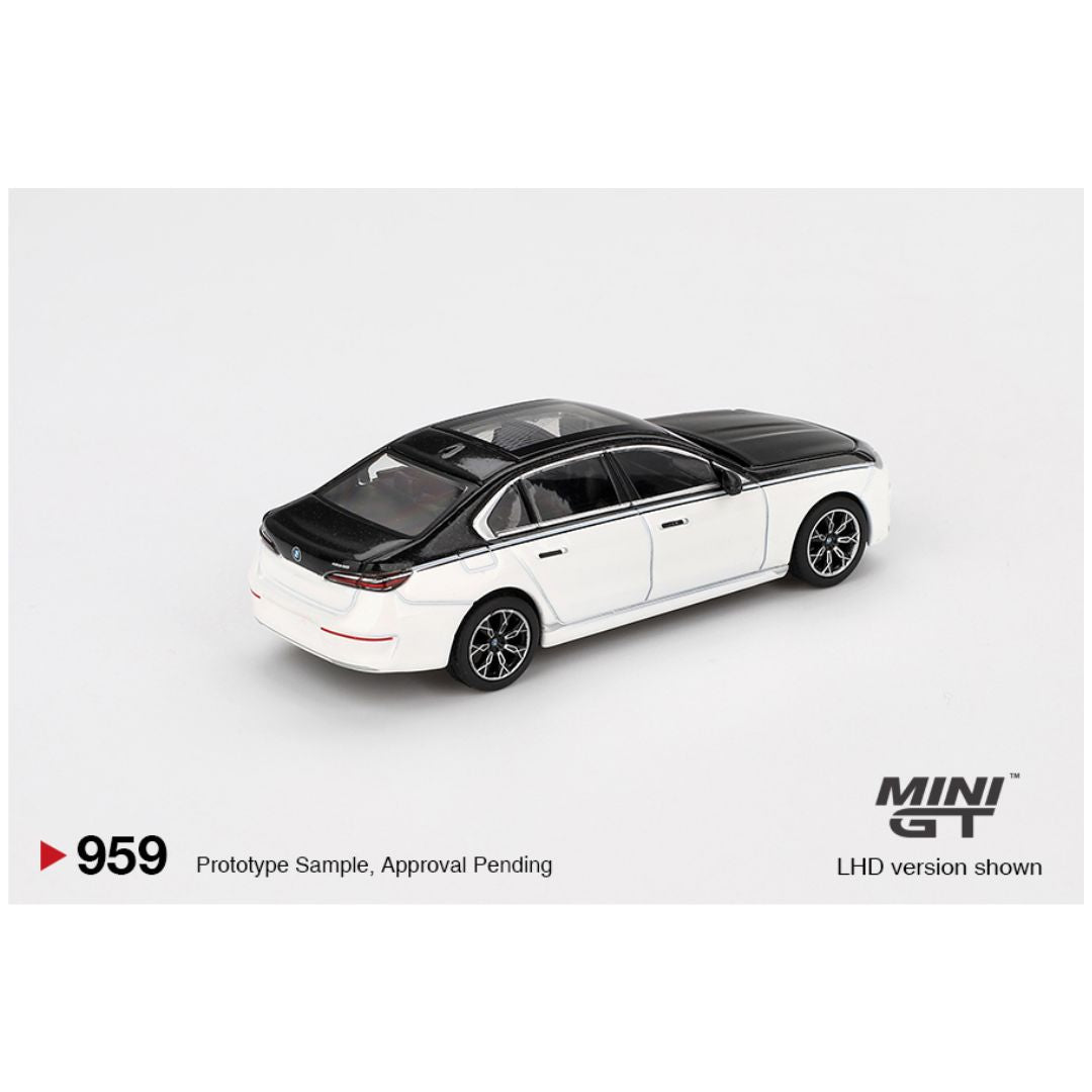 Mini GT #959: BMW i7 xDrive60 Alpine White / Black Sapphire 1:64