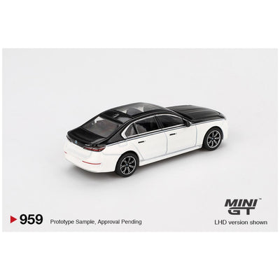 Mini GT #959: BMW i7 xDrive60 Alpine White / Black Sapphire 1:64