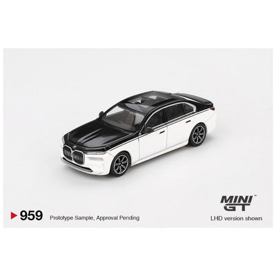 Mini GT #959: BMW i7 xDrive60 Alpine White / Black Sapphire 1:64