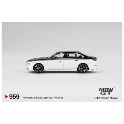 Mini GT #959: BMW i7 xDrive60 Alpine White / Black Sapphire 1:64