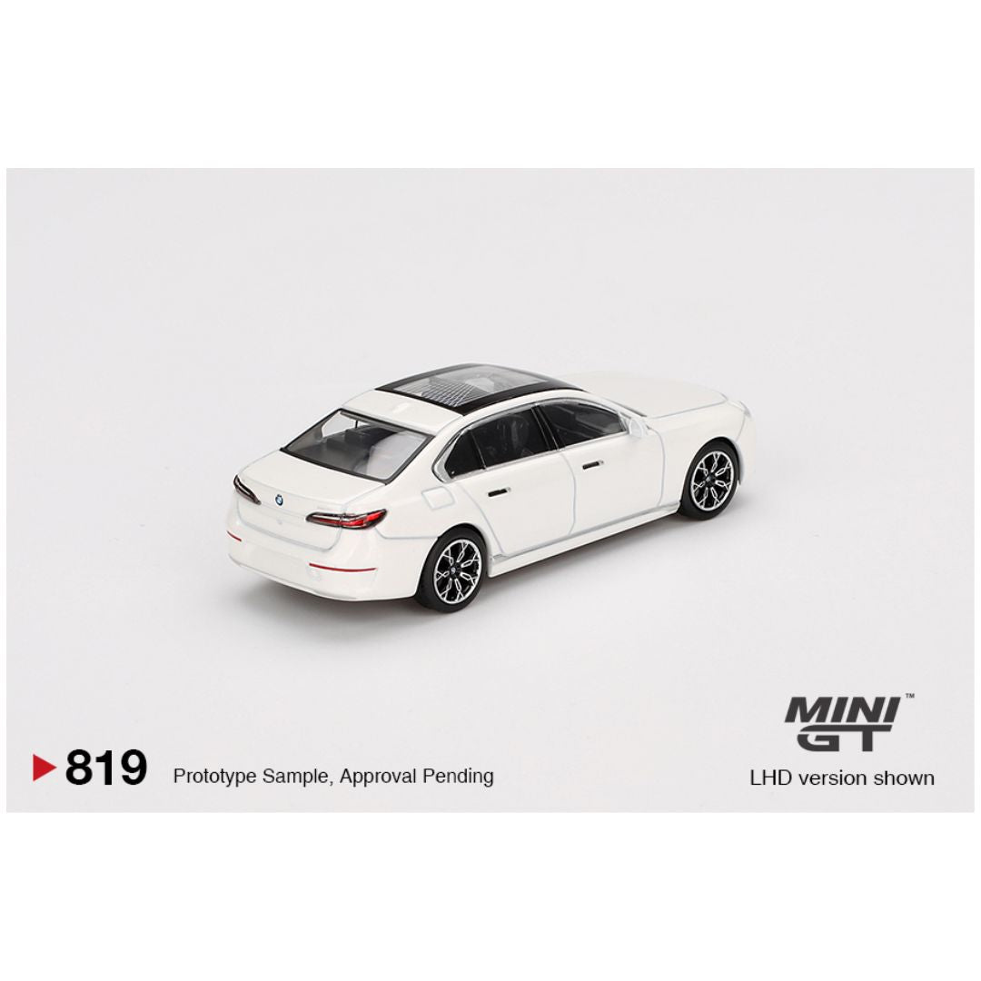Mini GT #819: BMW i7 xDrive60 Mineral White 1:64